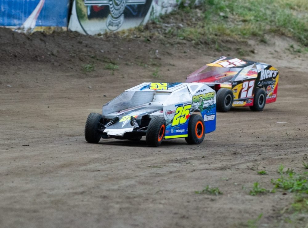 Voitures-de-course-teleguidees-MAG-7-1600x1068